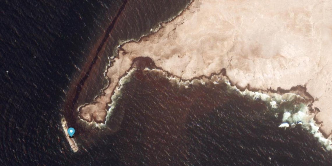 Oman Responds to Stranded Vessel Near Al Hallaniyat Islands to Protect Marine Environment